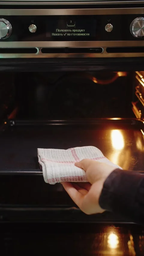 Put out the hot baking sheet from the oven Video stock 282674563