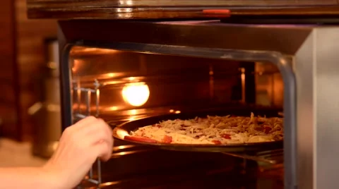 Put in the oven pizza Vídeos de archivo 59575332