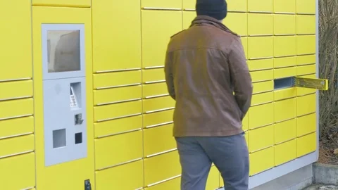 Put in a parcel in an automated packstation in germany 動画素材 83677544
