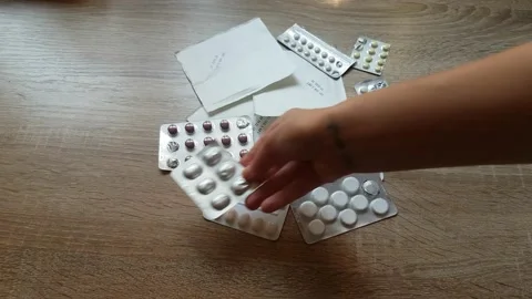 Put Pills On The Table Stockbeeldmateriaal 136674242