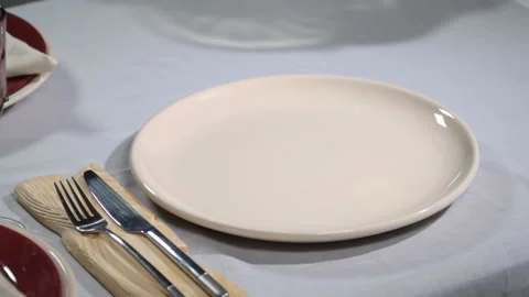 Put a plate of kebab on the table. Slow motion Видео 101210389