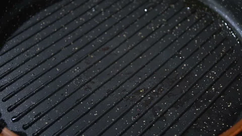 Put the raw meat in the pan. slow motion 動画素材 101658487