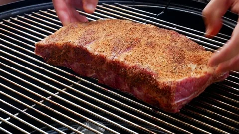 Put the ribs on the grill of barbecue 스톡 동영상 242090000