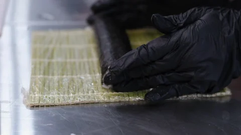 Put rice on nori Chef putting rice on nori sheet, Japanese cuisine concept 스톡 동영상 291086594