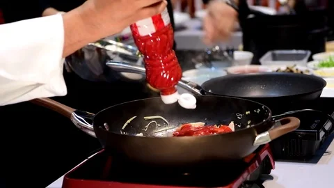 Put Sauce in Pad thai on pan. Video stock 81987562