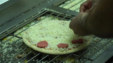 Put sausage on pizza Stock Footage 187171784
