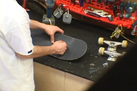 Put the screw on the skateboard Video stock 380550