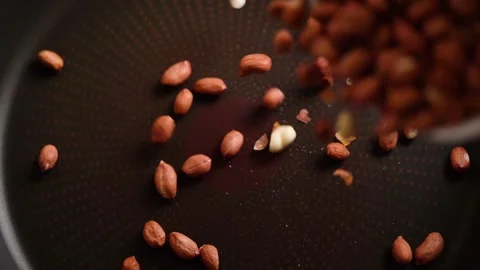 Put in the skin peanuts in the frying pan to bake. 库存影片 166738625