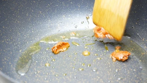 Put the spices , curry paste into the black teflon pan and stir fried togethe Stock Footage 89498933
