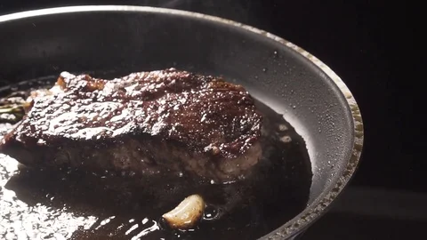 Put thyme on a steak. Vídeos de archivo 84778807