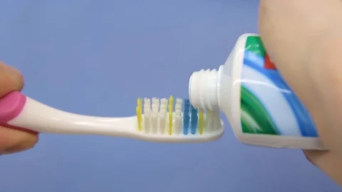 Put too little toothpaste on the brush 動画素材 125222127