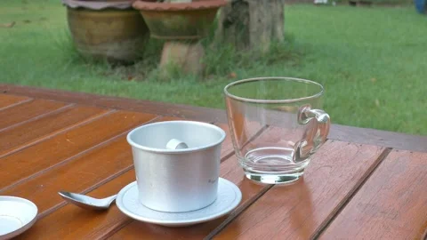Put the Vietnamese coffee filter over the coffee cup. Vidéo 132310137