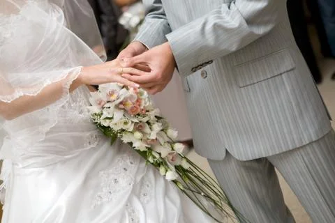 Put on a wedding ring Foto stock