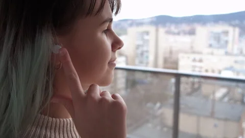 Put your wireless earbuds in the case. Video stock 250237117