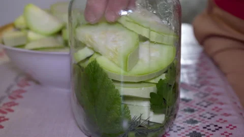 Put zucchini in jars Video stock 201136954