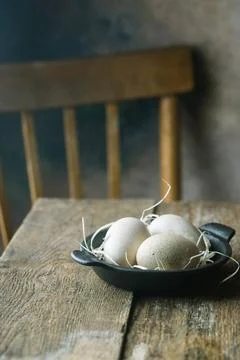 Puteneier in einer Schüssel Turkey eggs in a bowl on a table. Rustic woode.. Stock Photos