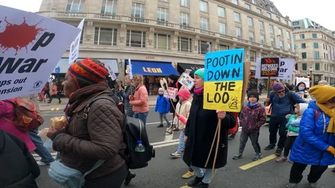 Putin down the loo woman with creative sign London march support ukraine, Video stock 171519041