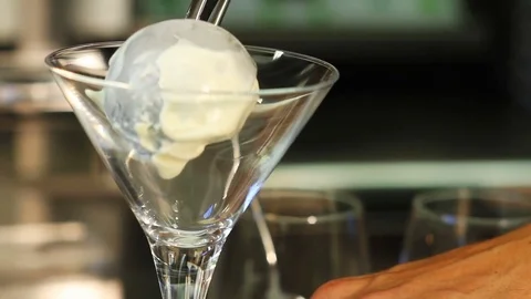 Puting ice cream ball to glass bowl Vídeos de archivo 76390647