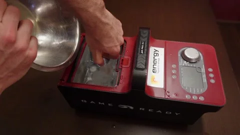 Puting ice to Game Ready machine Stockbeeldmateriaal 166573997