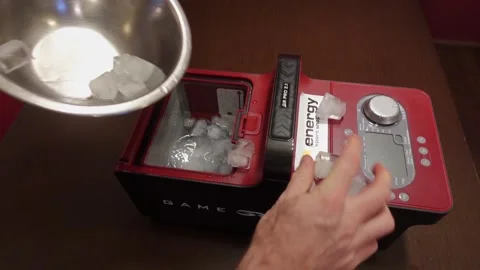 Puting ice to Game Ready machine Stockbeeldmateriaal 166574212