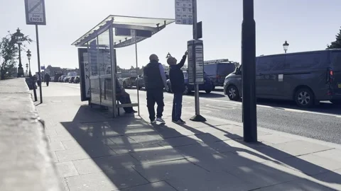 Putney Bridge Bus Stop Pedestrians London 4K 動画素材 332651703
