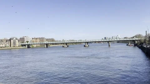 Putney Bridge District Line Over Thames Wide London 4K Vidéo 332651694