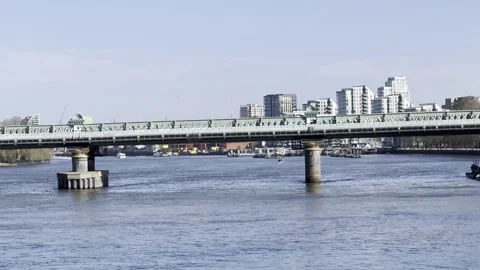 Putney Bridge District Line Train Bridge Thames London 4K Vidéo 332651696