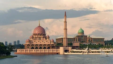 Putra Mosque and Perdana Putra government complex across Putrajaya Lake Stock Photos