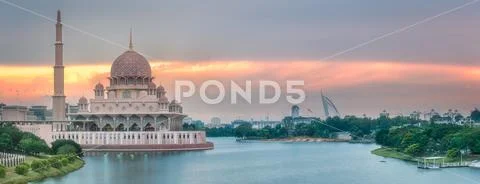 Putra Mosque with dramatic sky Putrajaya, Malaysia Stock Photos