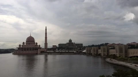 Putra Mosque, Perdana Putra and Putra Bridge in Putrajaya, time lapse video Stockbeeldmateriaal 58890960