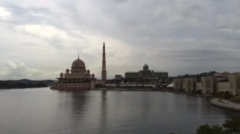 Putra Mosque, Perdana Putra and Putra Bridge in Putrajaya, time lapse video Stockbeeldmateriaal 58891241