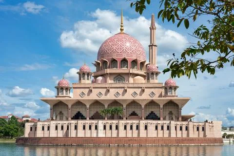 Putra Mosque showcases stunning architectural beauty by the lake in Putrajaya Stock Photos