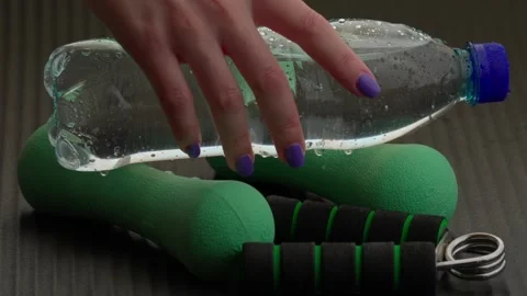 Puts the bottle Stockbeeldmateriaal 305861217