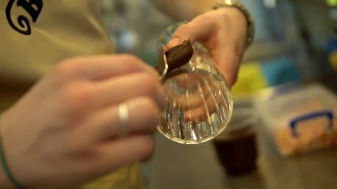 Puts chocolate paste on the glass Vídeo Stock 86065898