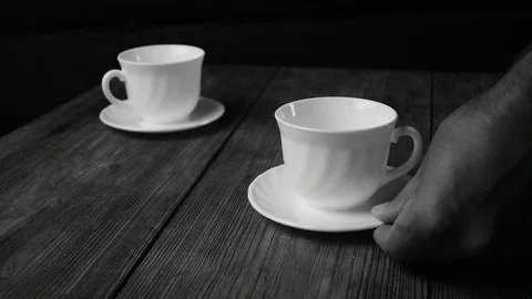 Puts the cup on the table Video stock 116022557