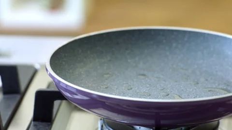 Puts the meat in the pan 库存影片 92278354