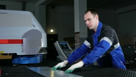 Puts a piece of metal to be processed in penetrating the machine CNC. It begins Stock Footage 71645652