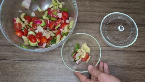 Puts Salad In A Bowl Vidéo 165505582