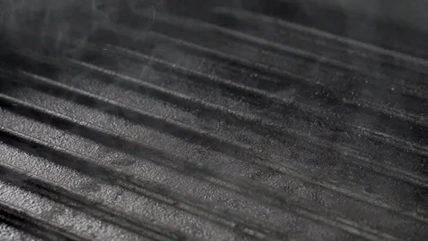 Puts the steak in the pan Vídeos de archivo 113455509