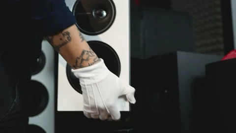 Puts the stereo system on the stand 库存影片 147487342