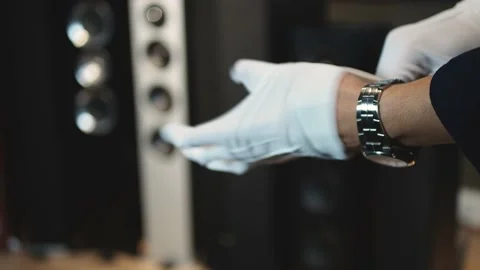 Puts on white gloves 库存影片 147486222