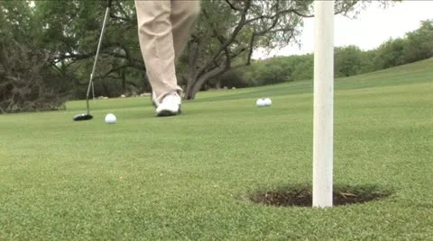 Putt on practice green with flag 库存影片 11018810