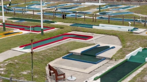 A putt putt course on a concourse in Cape Town Vidéo 333417710
