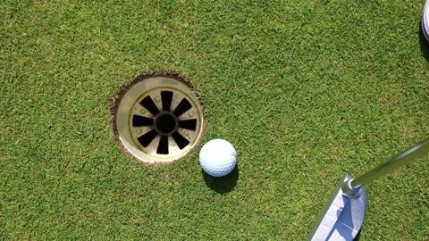 Putters and ball on a green golf course Vidéo 166593478