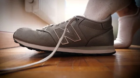 Putting on athletic shoes 動画素材 123690532