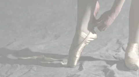 Putting on ballet shoes, high-key dream-like 库存影片 1085665