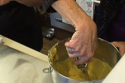 Putting Batter on Pan 動画素材 10686336