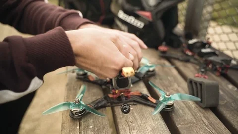 Putting Battery on Racing Quad 動画素材 118840365