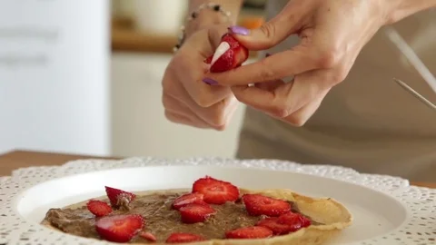 Putting berries on the first layer of pancake cake Vídeo Stock 78006482