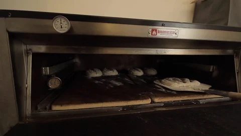 Putting bread in the oven Vídeos de archivo 130041250